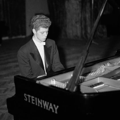 https://www.steinway.com/news/features/an-unforeseen-ambassador-van-cliburn